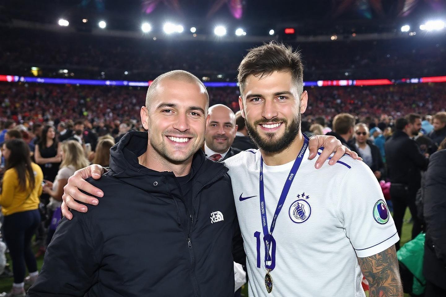 Deux joueurs souriants ensemble dans un stade