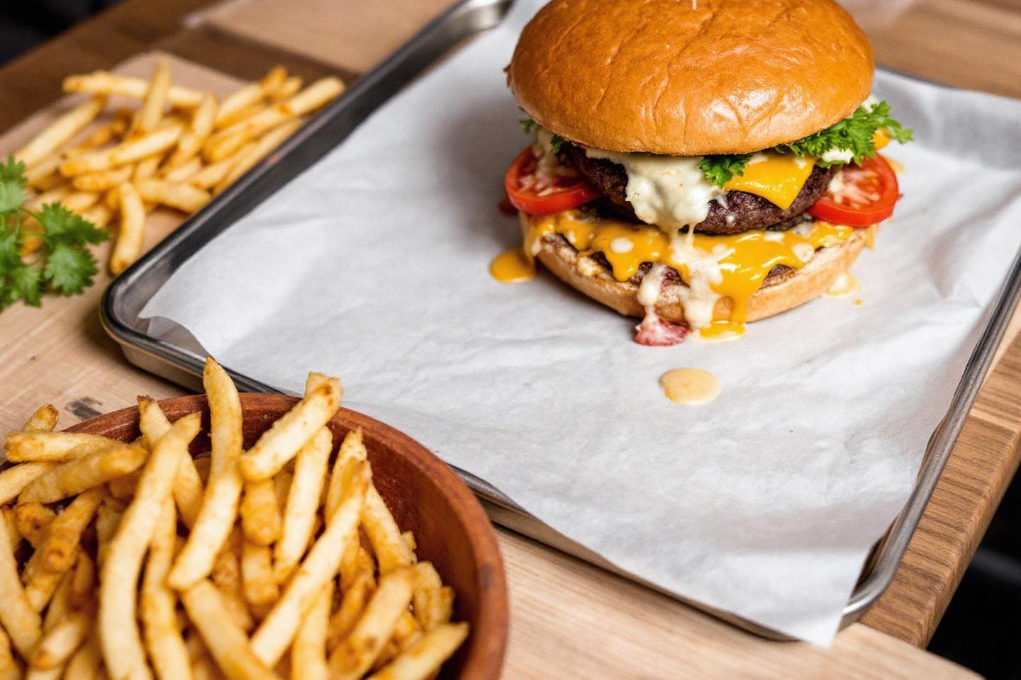 Cheeseburger juteux avec frites croustillantes sur plateau