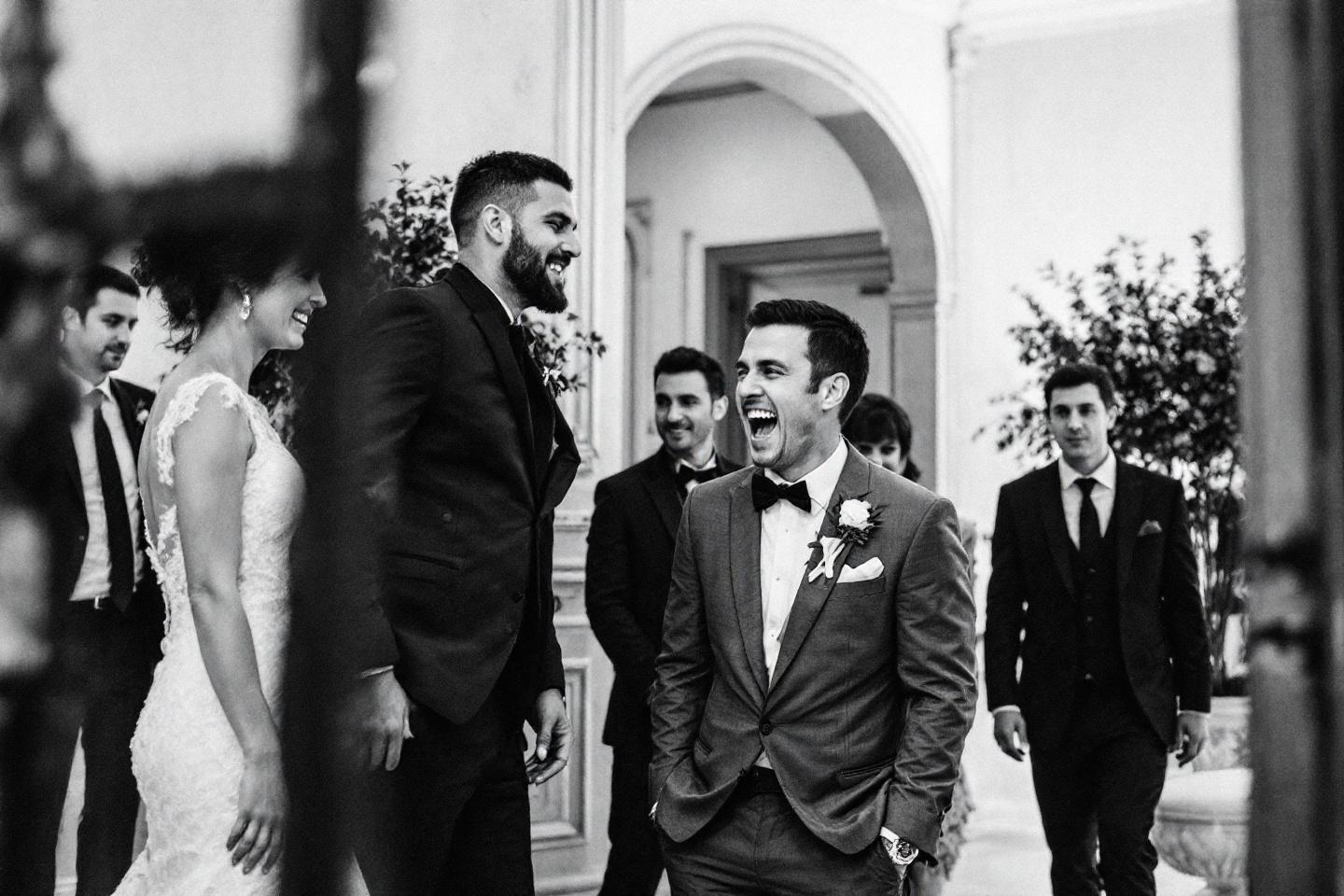 Mari&eacute;s et t&eacute;moins souriants lors d'une c&eacute;r&eacute;monie &eacute;l&eacute;gante