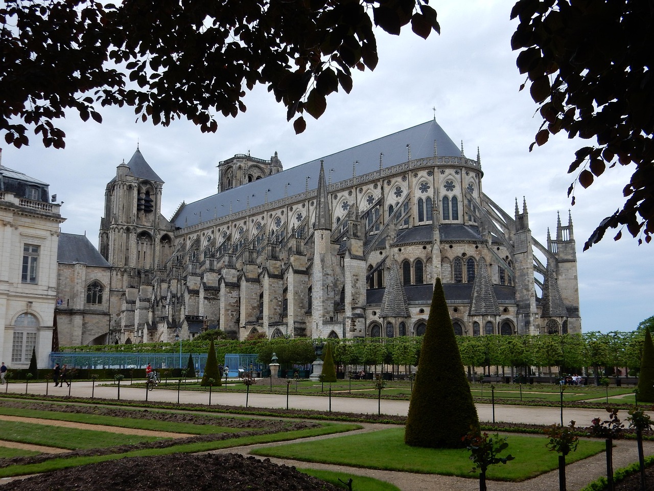 Bourges : Pourquoi Cette Ville Revient sur le Devant de la Scène Touristique