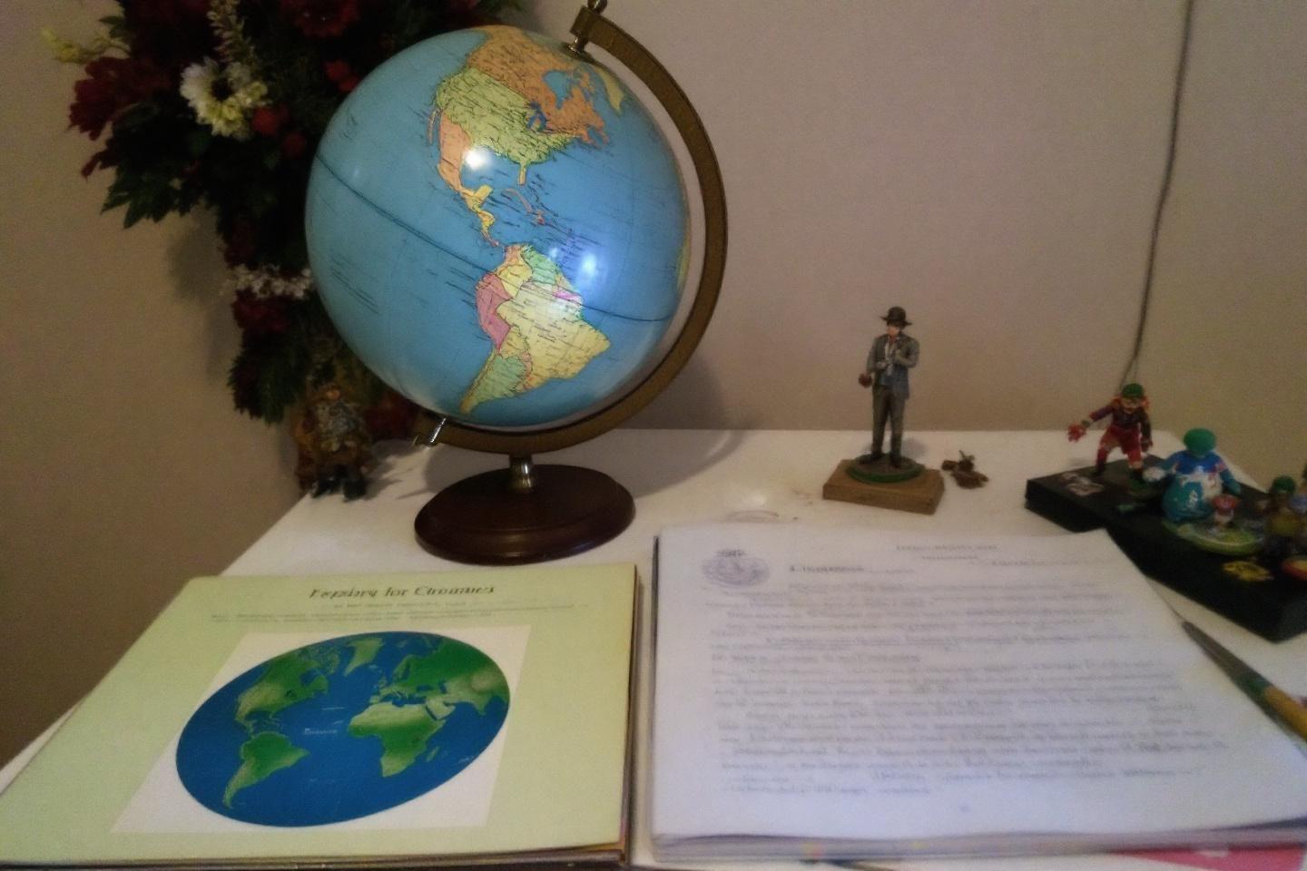 Globe, livres et figurines sur une table d'étude
