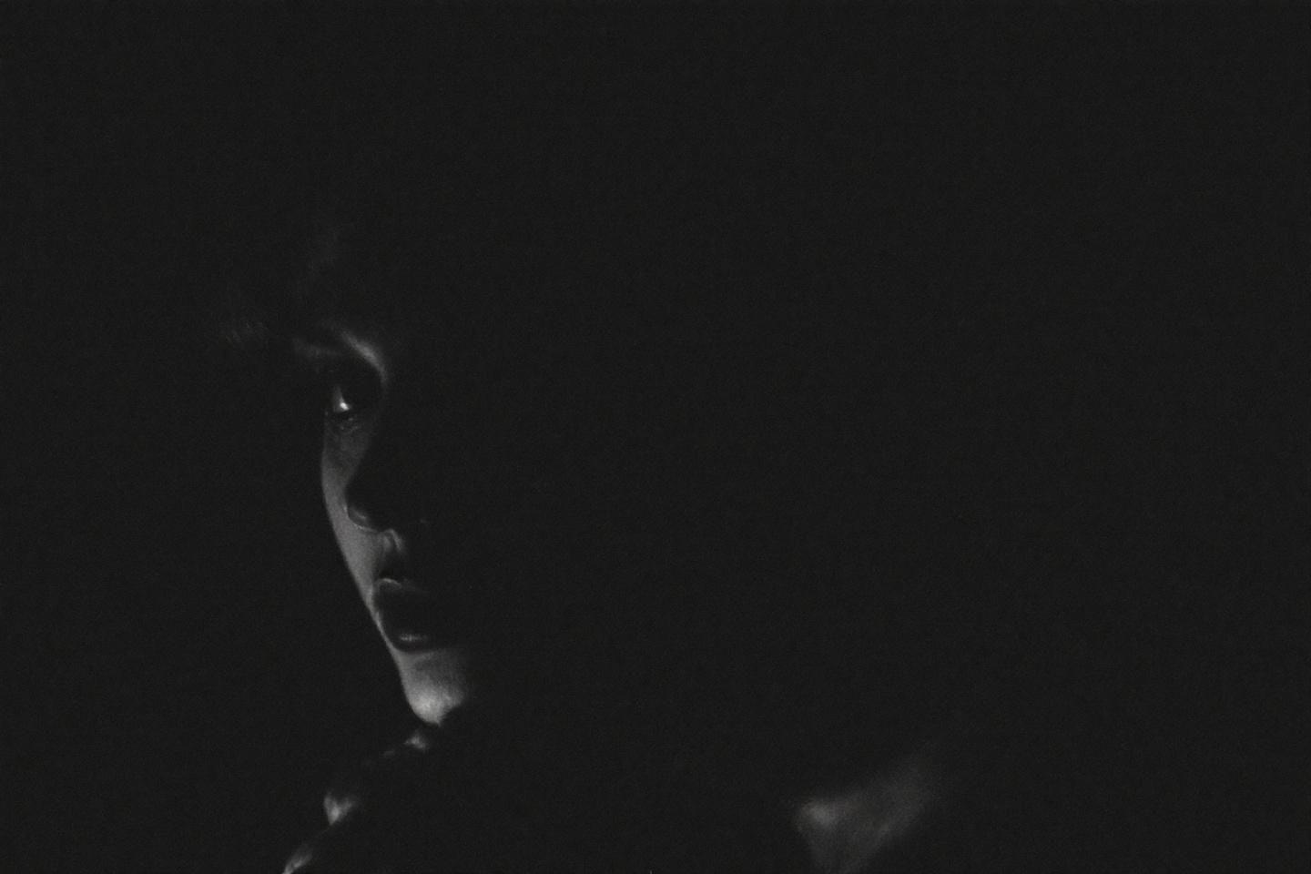 Silhouette sombre d'un profil &agrave; contre-jour dramatique