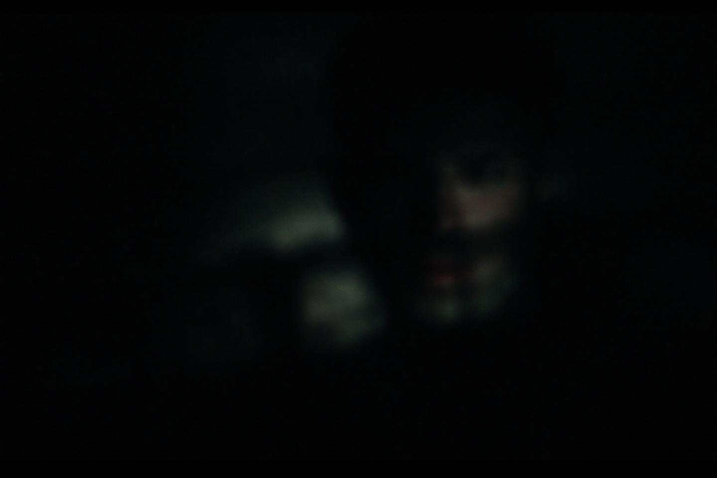 Chat mignon aux yeux lumineux dans un environnement sombre