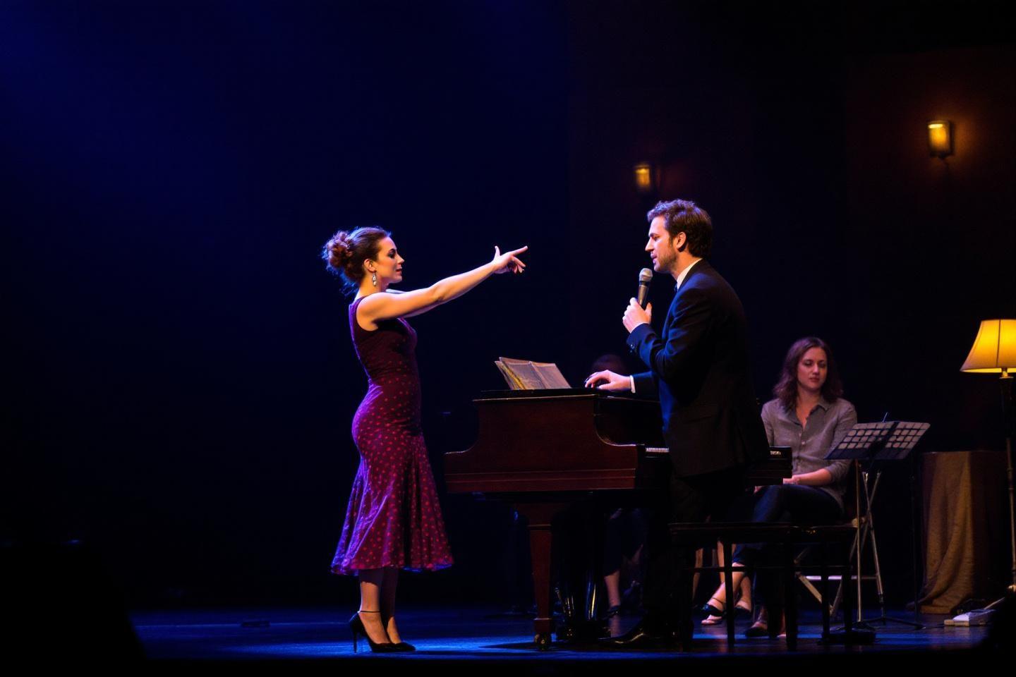 Deux chanteurs et un pianiste lors d'un spectacle