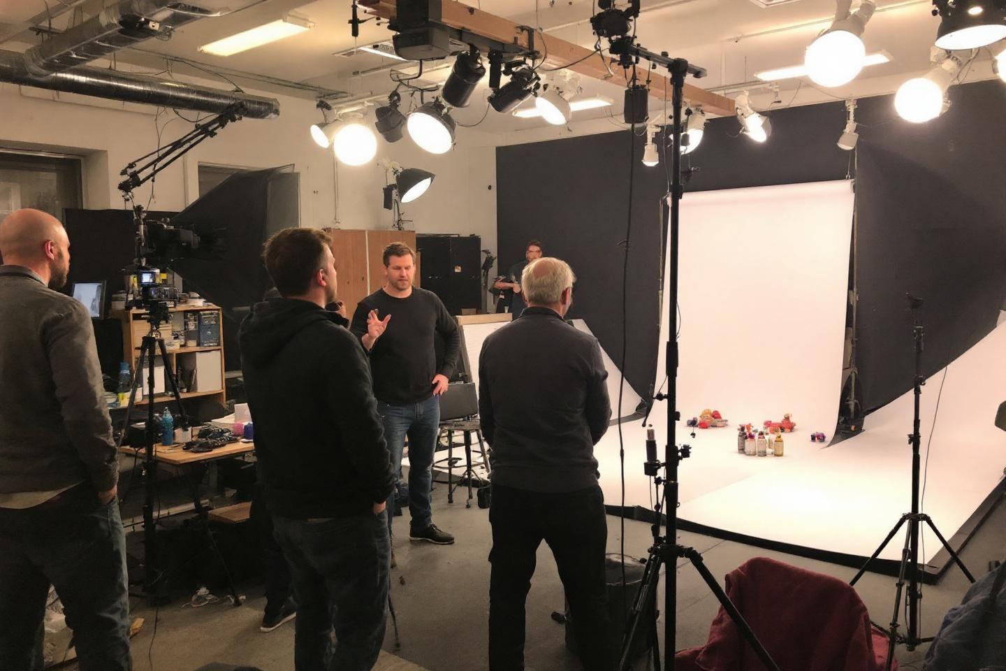 Plusieurs personnes travaillant ensemble dans un studio photo éclairé