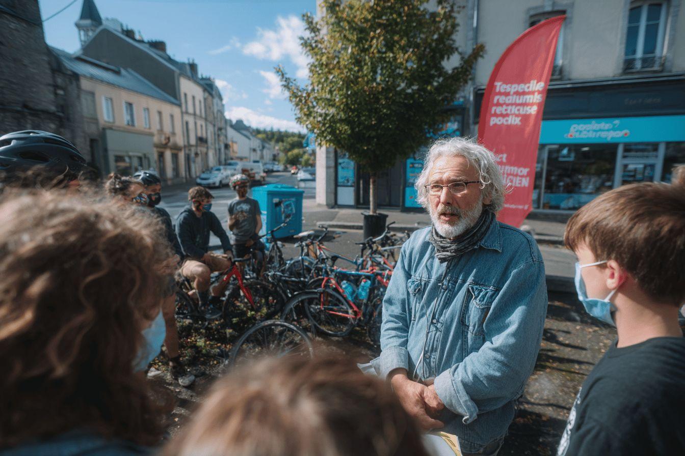 Homme &acirc;g&eacute; parlant &agrave; des jeunes dans une rue