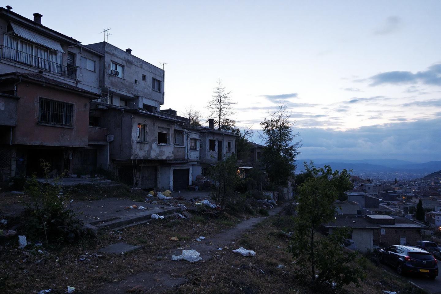 B&acirc;timents abandonn&eacute;s et d&eacute;chets dans un environnement urbain