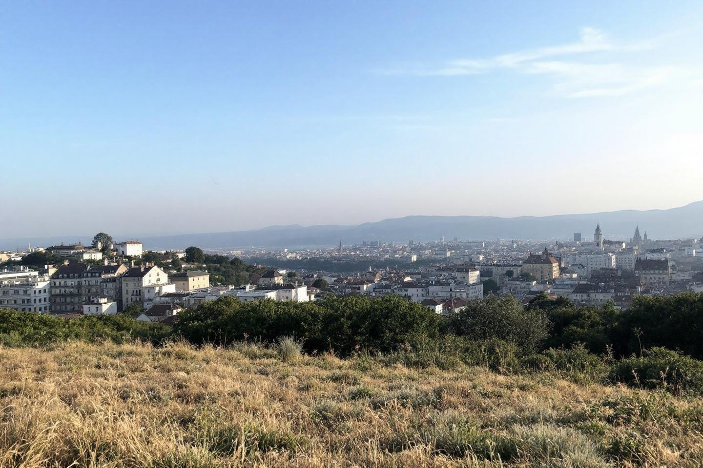 Paysage urbain avec b&acirc;timents et montagnes lointaines