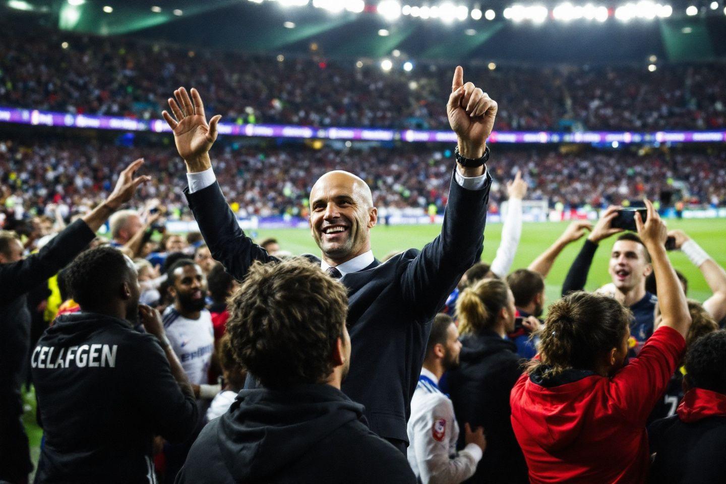 Entra&icirc;neur chauve c&eacute;l&eacute;brant une grande victoire avec son &eacute;quipe