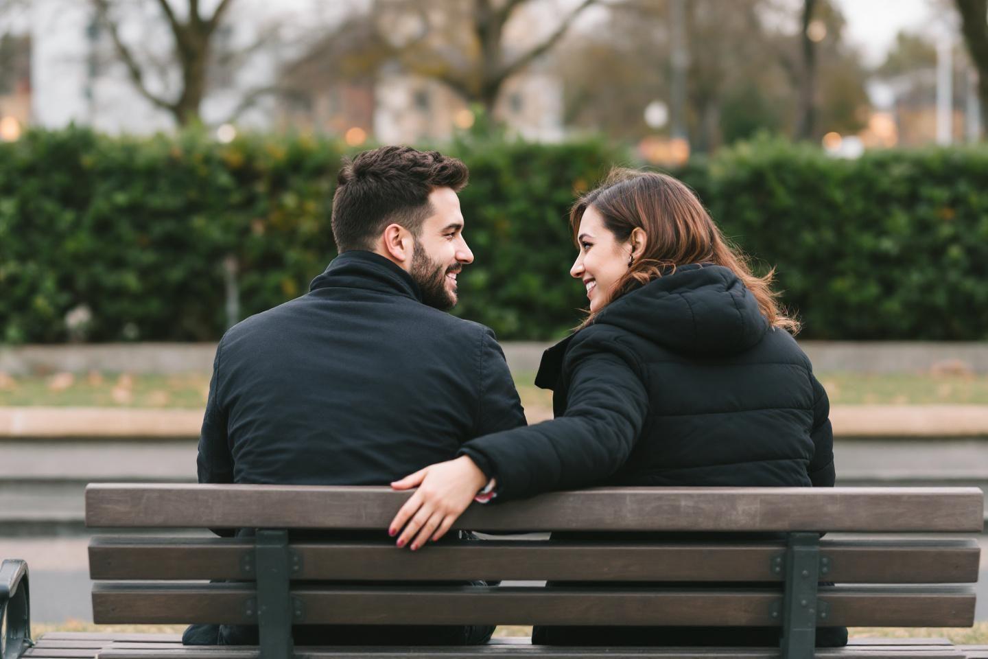 Deux personnes assises c&ocirc;te &agrave; c&ocirc;te, regardant et souriant