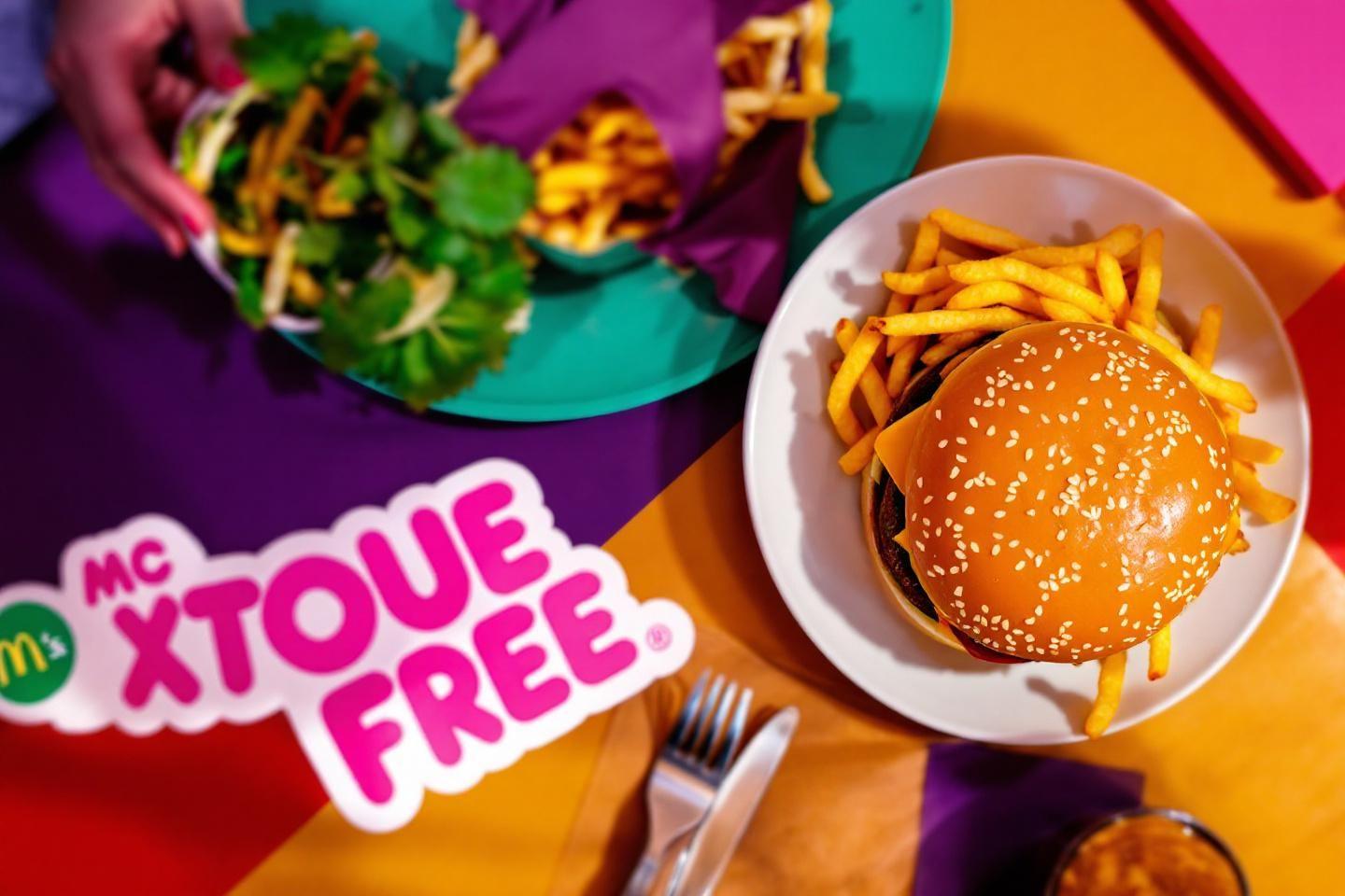 Hamburger et frites sur une table avec logo McToute Free