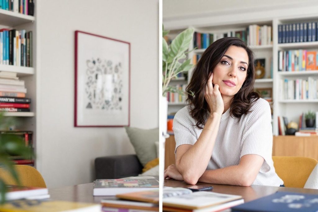 Femme assise près des étagères avec des livres et une plante